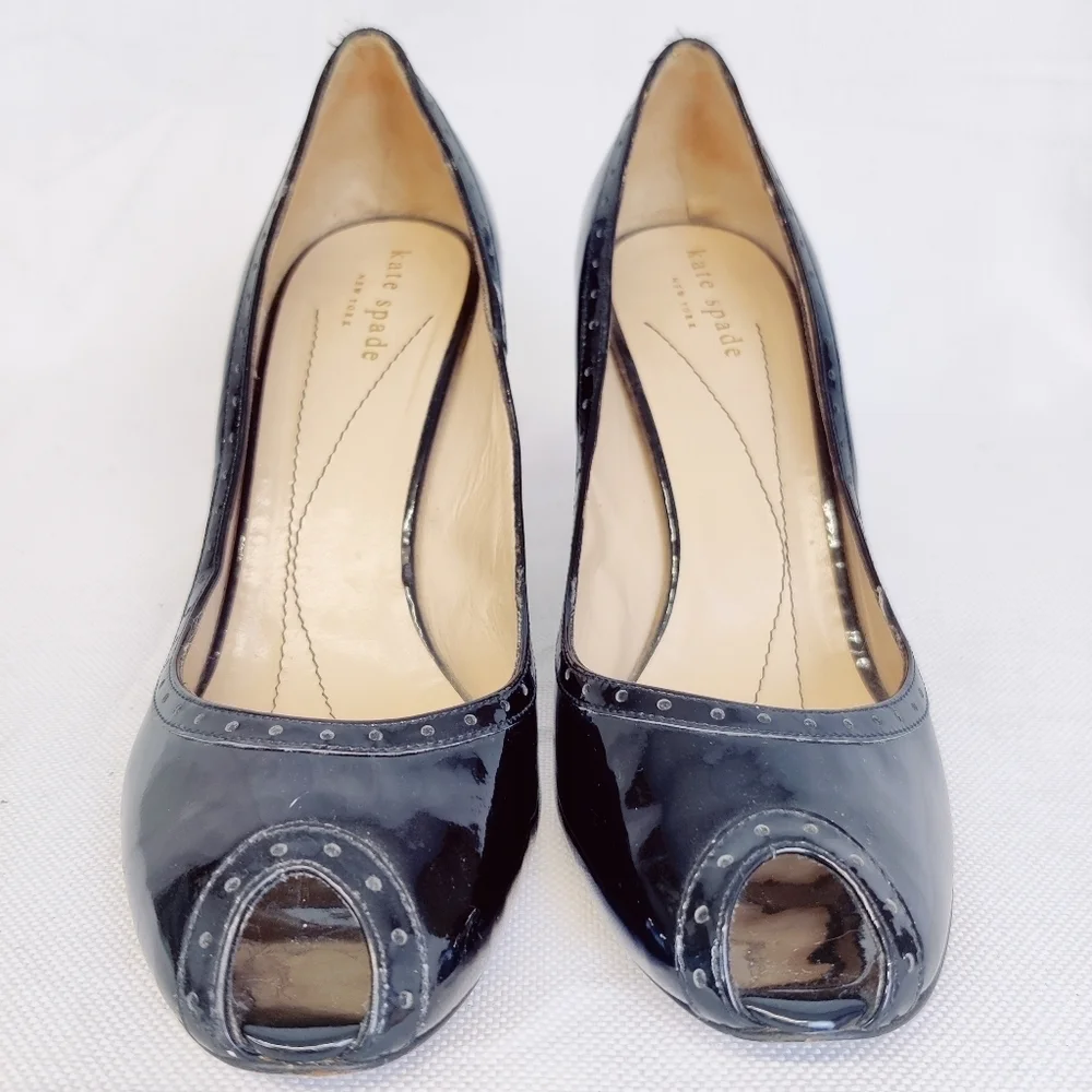 Kate Spade Peep Toe Black Patent Leather Heels Pumps Brogue Trim Sz 7.5 Italy - Picture 2 of 16
